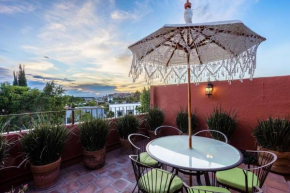 3-Bedroom Garden Home with Rooftop & Garage in Centro